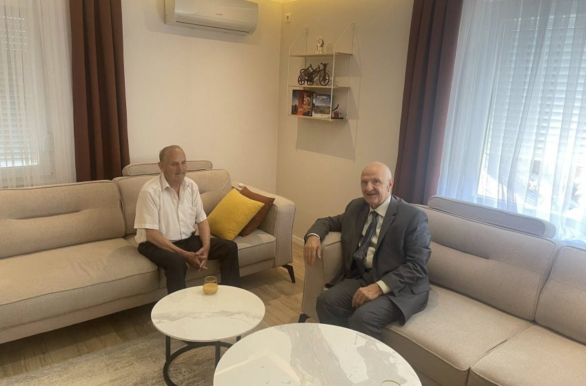 Presidenti Fatmir Sejdiu viziton mësuesin Musa Ibrahimi në Gjilan