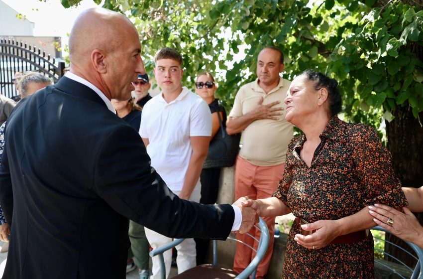  I jepet lamtumira e fundit Greta Kryeziut – në mesin e pjesëmarrësve të shumtë, në ceremoni mortore ishte edhe kreu i AAK-së z. Ramush Haradinaj