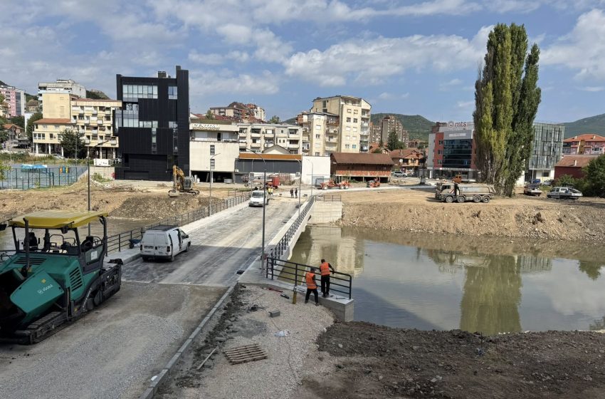 Nis shtrimi i asfaltit në urën e re mbi lumin Ibër