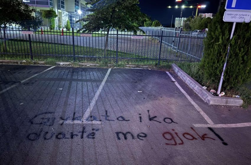  Grafite në kompleksin e gjykatës – “I keni duart me gjak” – qytetarët të revoltuar pas vrasjes së trefishtë
