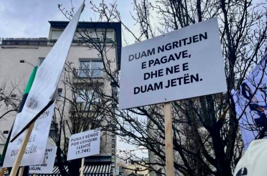  Sindikata e Re e KEK-ut proteston para zyreve të KOSTT-it