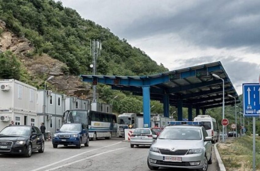  Mërgimtarët po presin deri në 1 orë për të dalë nga Kosova