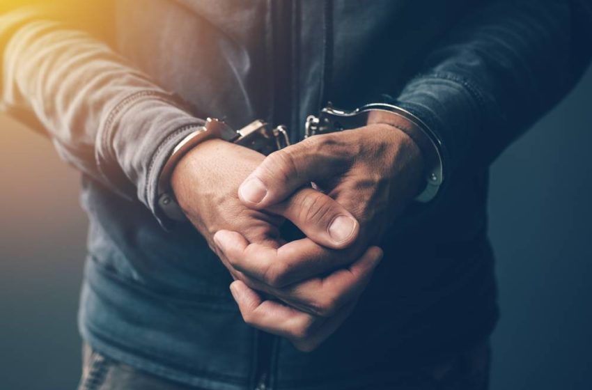  Kapet nga kamerat duke ndezur zjarr afër varrezave, arrestohet një burrë në Viti