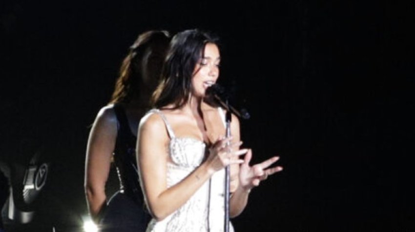 Fjalimi në shqip nga Dua Lipa gjatë festivalit ‘Sunny Hill 2025’: Kosova ka lezet dhe vetëm kështu mund t’i tregojmë botës