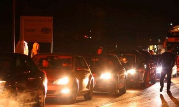 Pritje deri në 2 orë e kolonë 700 metra, gjendja aktuale nëpër pikëkalimet kufitare