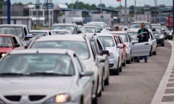 Më shumë se një orë pritje për të dalë nga Dheu i Bardhë, gjendja e përditësuar në pikat kufitare
