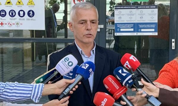 Klinaku s’pendohet: Postimin s’e heqi, s’ka vepër penale