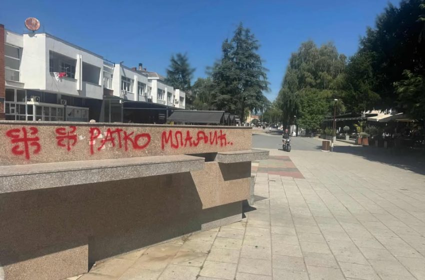 Shkruan: Mr. Refik Hasani – Grafitet me emrin e Ratko Mladiqit në Bujanoc – gjuhë urrejtjeje, provokim dhe kërcënim ndaj shqiptarëve