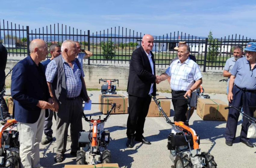  Komuna e Vitisë shpërndan 70 motokultivatorë shoqëruar me frezë për fermerët përfitues