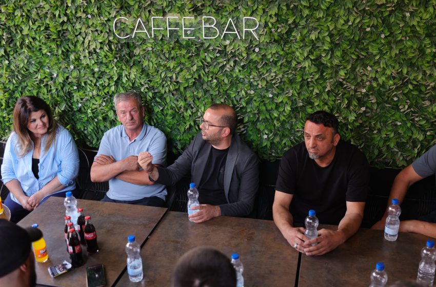  Arbër Ismajli takon motoristët në lagjen “Dheu i Bardhë” – komplimenton rininë e mrekullueshme