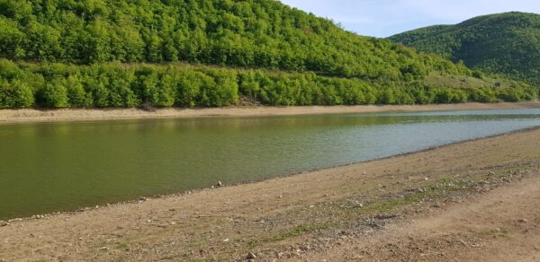 Liqeni i Badocit i kontaminuar me mangan, qytetarët pa informim të mjaftueshëm