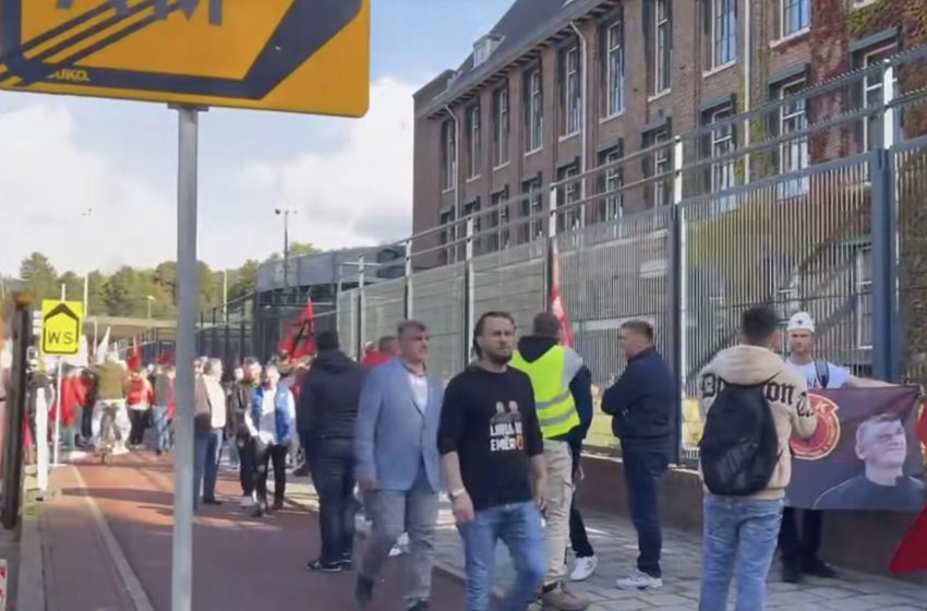  “President ti ku je, krejt Kosovën këtu e ke”, protestohet edhe para Gjykatës Speciale