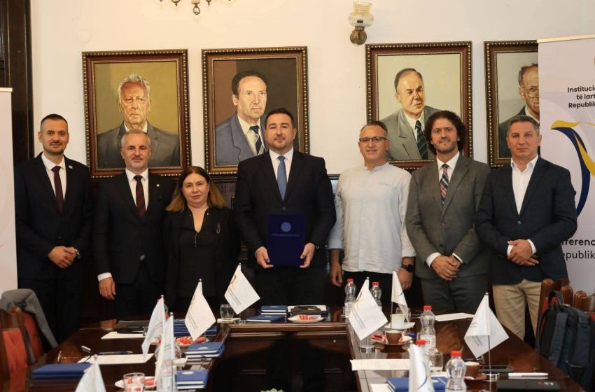  Nënshkruhet marrëveshja e parë shumëpalëshe ndëruniversitare në Kosovë