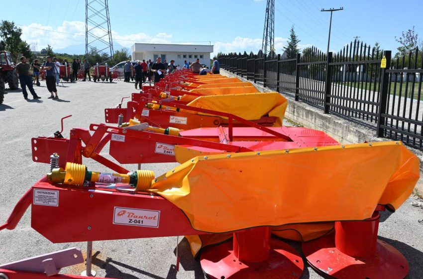 Komuna e Vitisë shpërndan mekanizma bujqësor për 76 fermerë përfitues