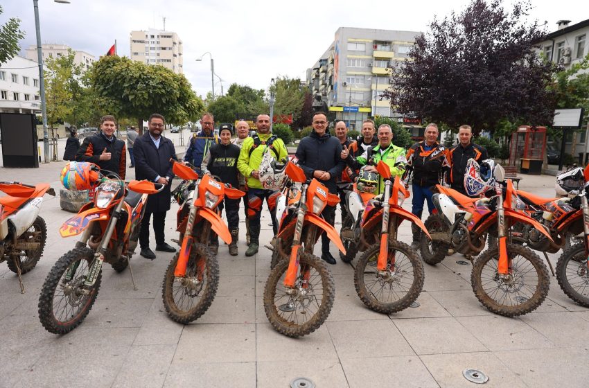 Gjilan: Kryetari Hyseni, takon një grup motoristësh zviceranë