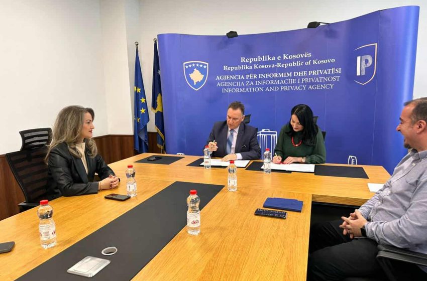Universiteti Publik “Kadri Zeka” nënshkruan marrëveshje bashkëpunimi me Agjencinë për Informim dhe Privatësi