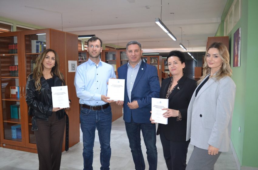 Fatbardh Veseli dhuron librin e tezës së doktoraturës për bibliotekën e UKZ-së