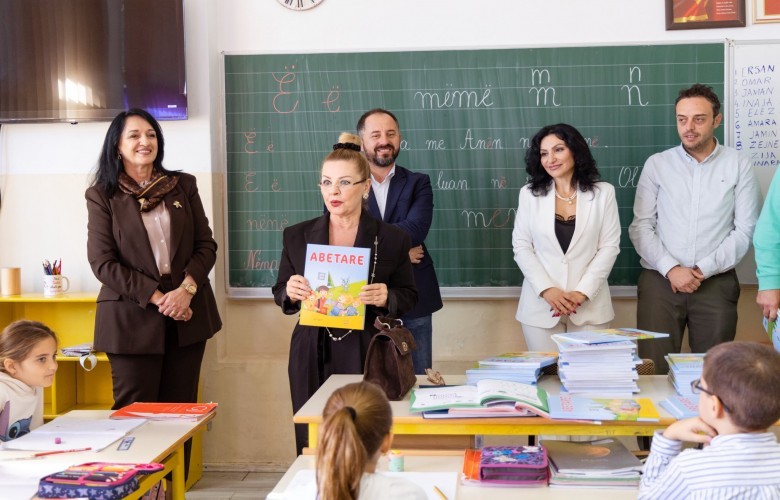 Shpërndahet Abetarja Mbarëkombëtare në Ulqin e Tivar