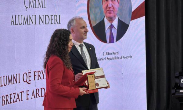 Osmani e Kurti pranojnë çmimin “Alumni i Nderit” nga rektori i UP-së