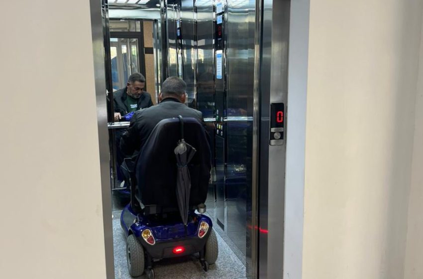  Lëshohet ashensori për personat me aftësi të kufizuara në administratën e komunës