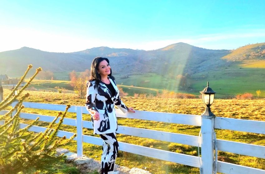  Timo Merkuri – Qasje eseistike… KUR HESHTJA RRJEDH SI POEZI, ose filozofia e ndjesisë te Klejda Plangarica