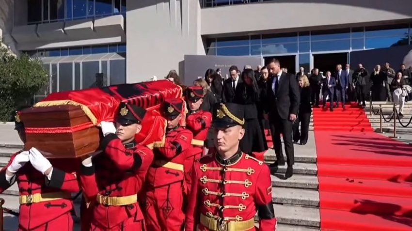  Fatos Nano përcillet për në “banesën” e fundit nën tingujt e Frank Sinatrës