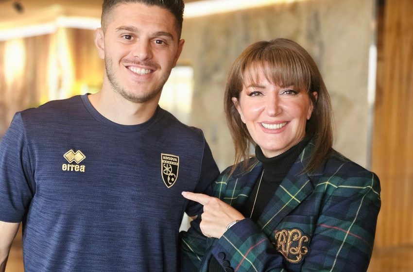  Kosova para ndeshjes hisorike – Ish Presidentja Jahjaga veprim emocionues e motivues – foto me Rashicën