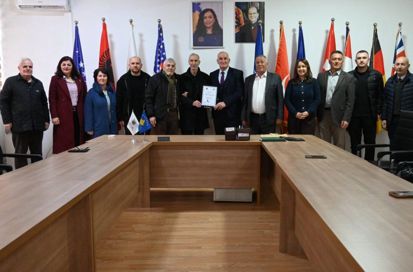  Viti: Kryetar Haliti priti në takim profesorin e edukatës fizike, Skënder Halili me rastin e pensionimit të tij