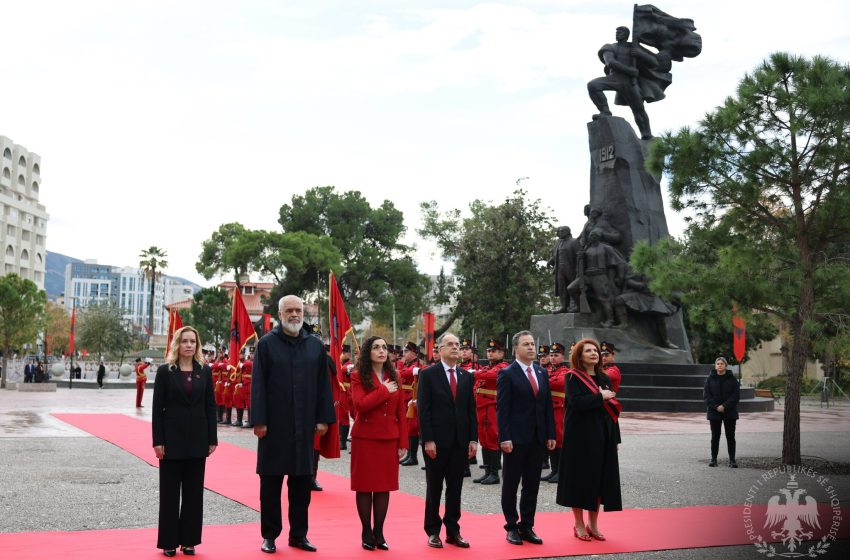  Në Vlorë mbahet ceremonia ngritjes së flamurit, e pranishme edhe presidentja Osmani