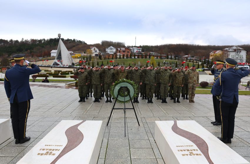  Në nderim të 28 nëntorit, FSK-ja bën homazhe në Kompleksin Memorial në Prekaz