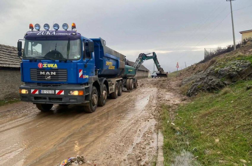  VITI: Zv.Kryetari Aliu dhe drejtori Aliu vizitojnë zonat e prekura nga përmbytjet