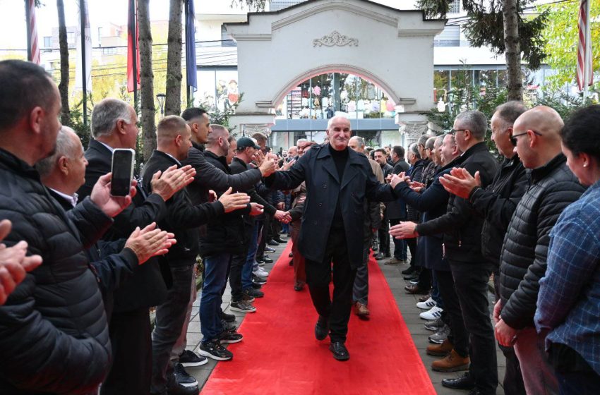  Viti: Kryetari Haliti pritet nga qytetarët e shumtë pas rizgjedhjes së tij për mandatin e katërt