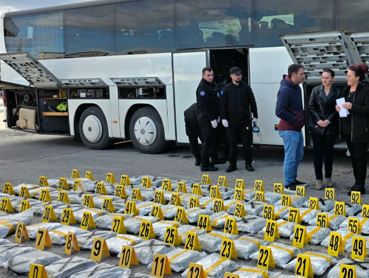 Kapen 120 kilogramë drogë në një autobus në Prishtinë, arrestohet shoferi