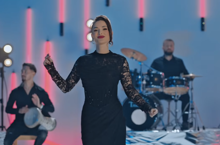 Profesoresha e muzikës, Blerona Bucolli publikon klipin e parë “Potpuri 2026”