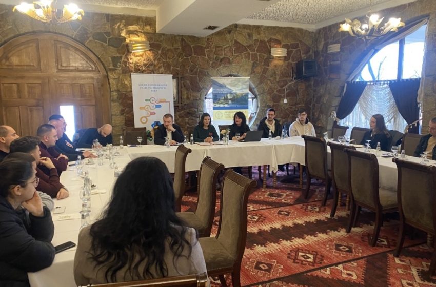  U mbajt tryeza mbi rëndësinë e orientimit në karrierë për të rinjtë