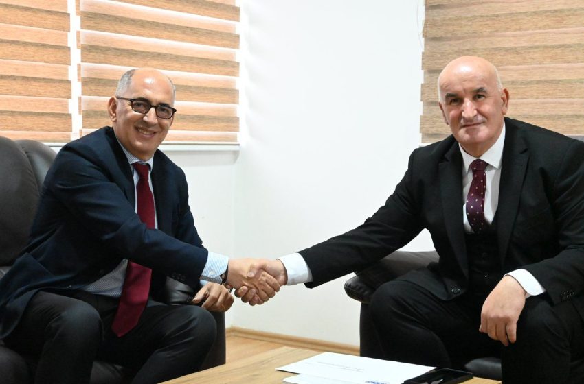  Drejtori i OSBE-së në Gjilan uron kryetarin Haliti, për fillimin e mandatit të katërt