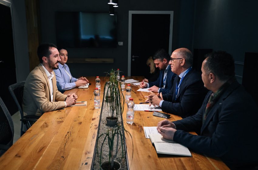  Kamenicë: Kryetari Rahimaj pret në takim drejtorin e Zyrës Rajonale të OSBE-së, Igli Totozani