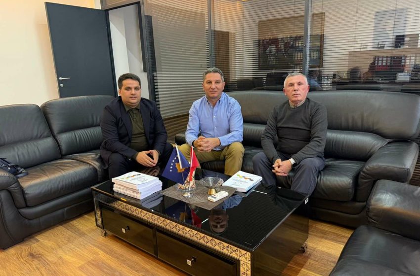  Rektori i UKZ-së priti në takim autorët e librit të parë mbi sistemin tatimor dhe përdorimin e softuerëve në Kosovë