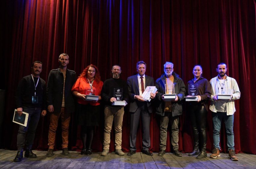  Preshevë: Bie Perdja! Shfaqja “Gënjeshtra” e Teatrit të Gjilanit – shfaqja më e mirë e festivalit