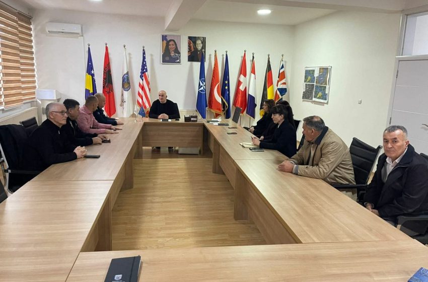  Kryetari Haliti pret në takim komandantin e ri të stacionit policor në Viti