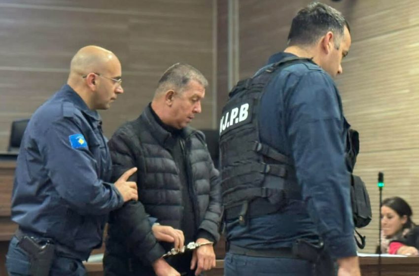  Dushko Arsiq i akuzuari për krime lufte, sillet para Gjykatës me pranga në duar