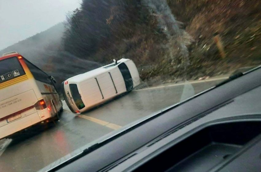  Aksident në Gjilan, vetura rrokulliset në mes të rrugës te Banja e Dobërqanit