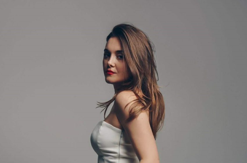  Elona Sadiku, zëri unik i skenës që premton një të ardhme të ndritur