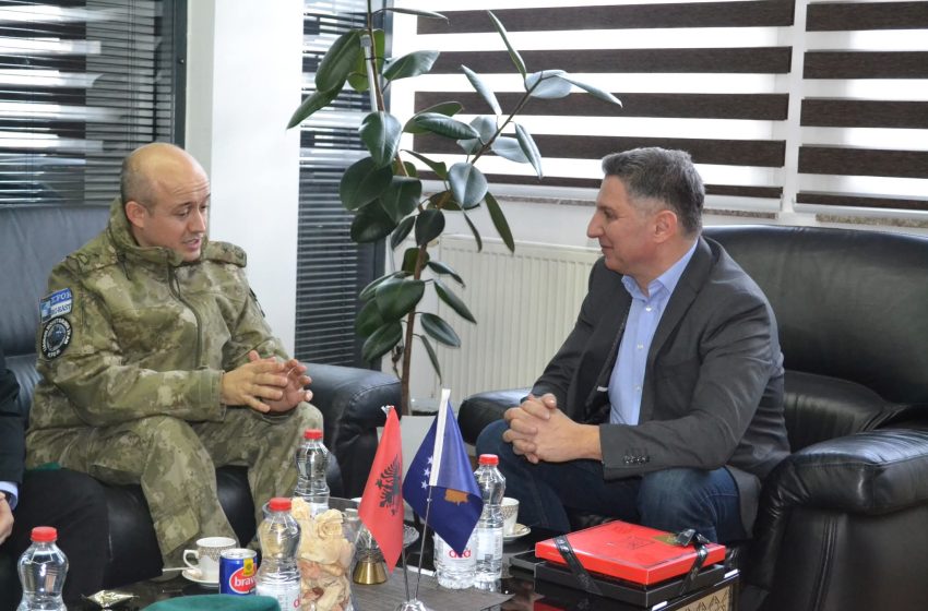  Rektori i UKZ-së priti në takim Komandantin e ri të LMT të KFOR-it turk për Rajonin e Gjilanit