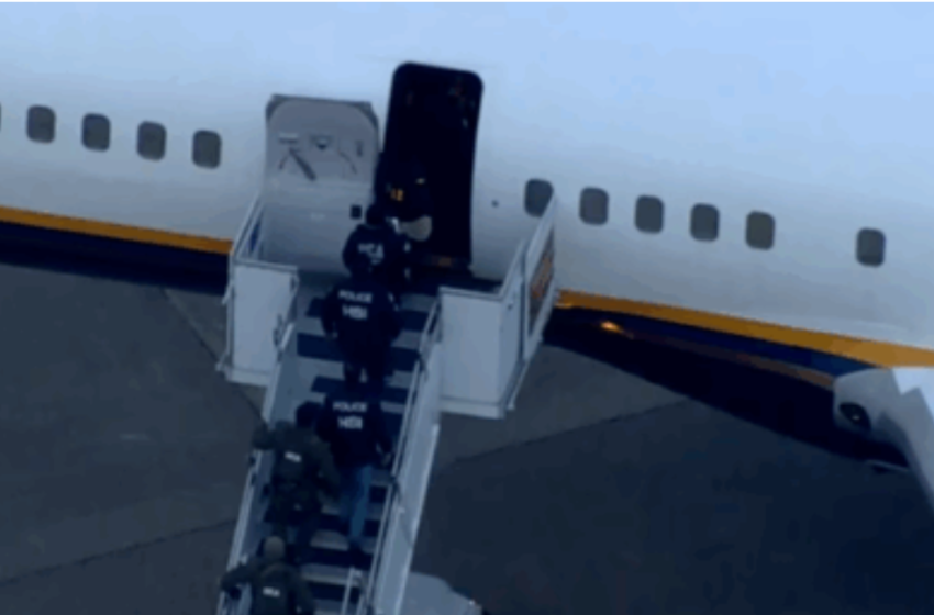  Momenti kur Maduro nxirret na aeroplani, pas arritjes në New York