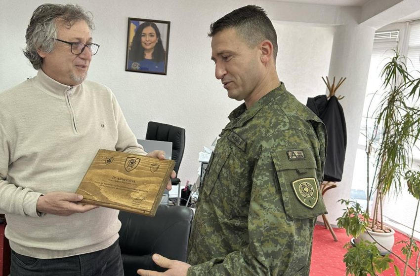  Gjilan: Komandanti i Regjimentit të Parë të Këmbësorisë së FSK-së, nënkolonel Arben Avdyli – mirënjohje drejtorit të Spitalit të Përgjithshëm, Afrim Cana