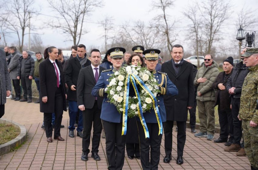  Kryeparlamentari Basha nderoi heronjtë Jusuf e Bardhosh Gërvalla dhe Kadri Zeka