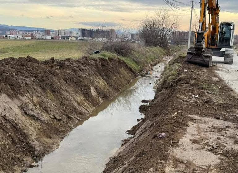  Pastrohet shtrati i lumit të Kufcës/ Kryetari Hyseni, kërkon nga qytetarët që mos të ndotin mjedisin