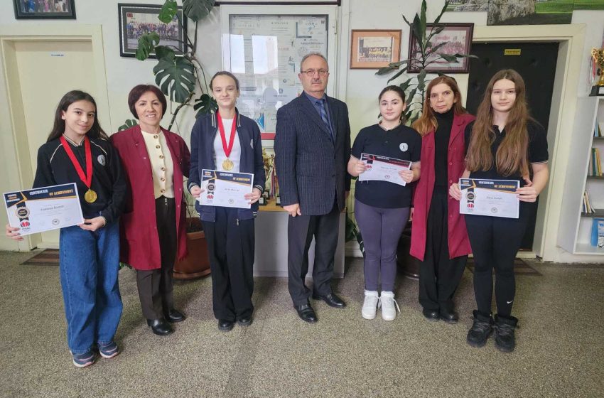   Gjilan – Nxënësit e “Musa Zajmi” shkëlqejnë në garën e gjuhës angleze në kolegjin “Mehmet Akif”
