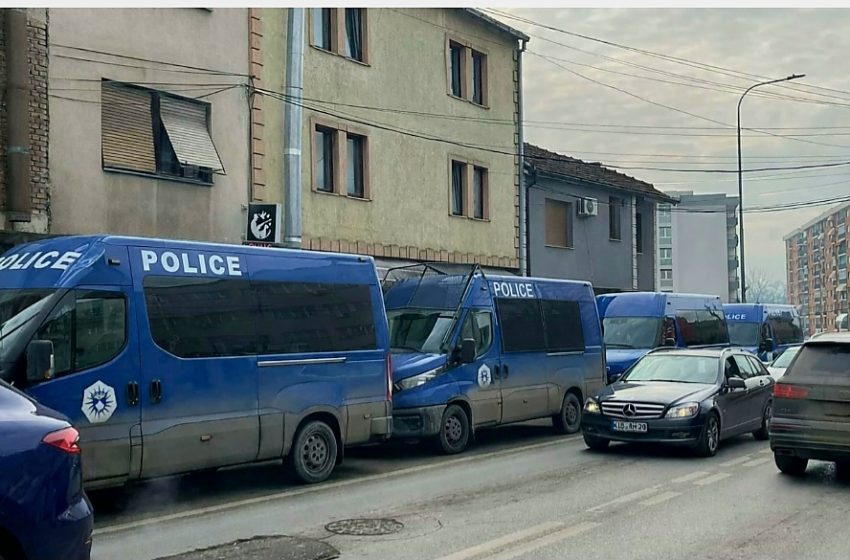 Prizreni nën vëzhgim, parkohen automjetet e Policisë, gati për transportimin e ‘komisionerëve manipulues’